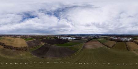Blick über die Felder in Richtung Alpen